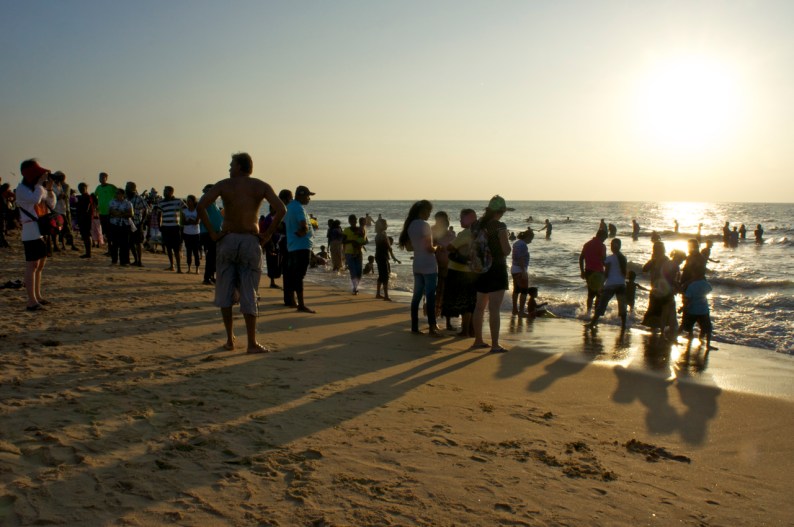en men komt massaal voor de zonsondergang