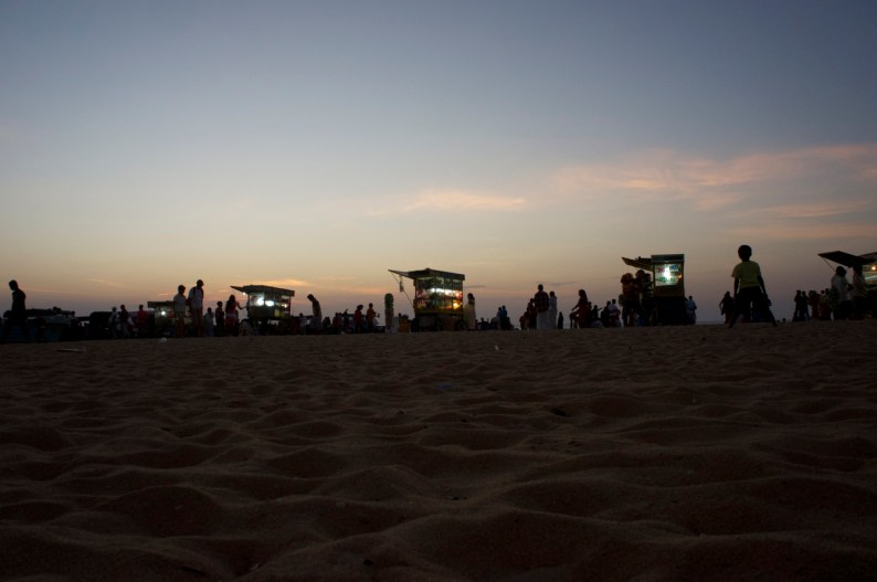 de rijdende kiosken op het strand na zonsondergang