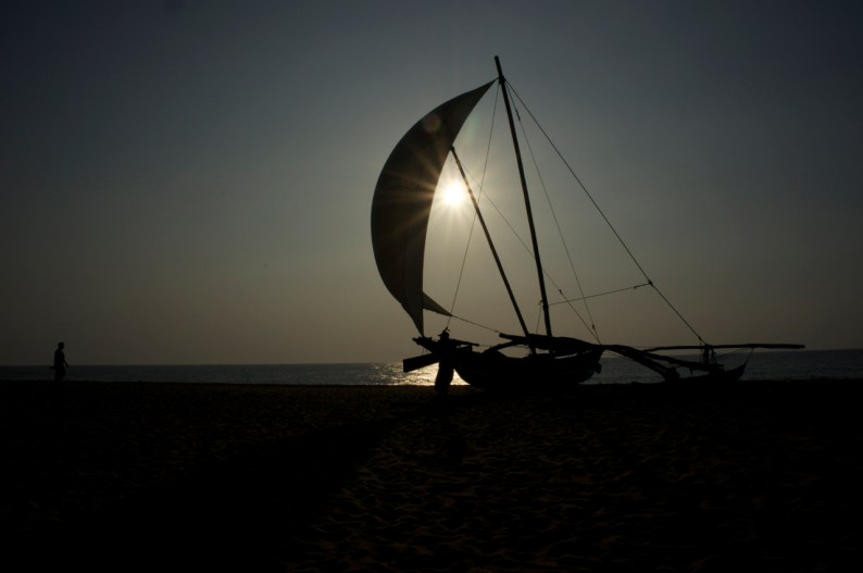 de zon gaat onder in  de Indische Oceaan